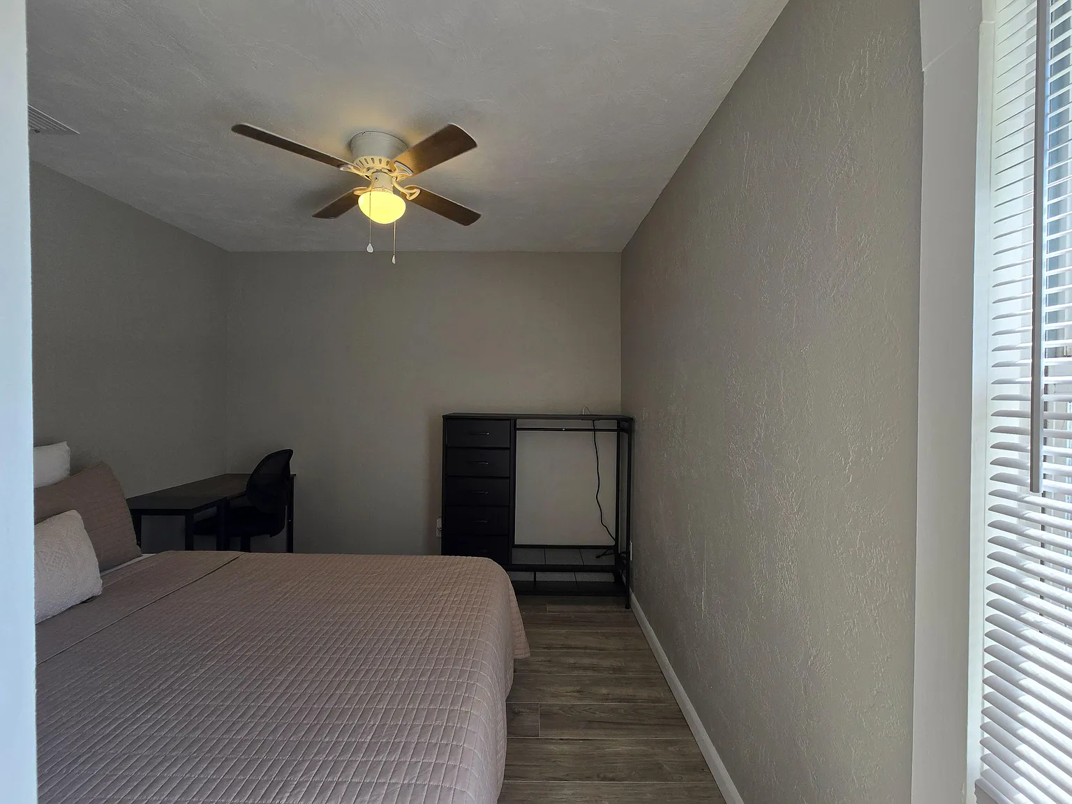 4 bed, 2.0 bath, 800 sqft, $836 — Photo 2