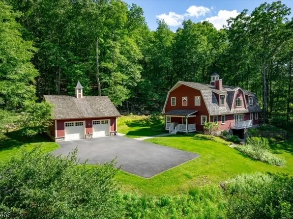 2 Covered Bridge Ln, Tewksbury Twp., NJ 08833