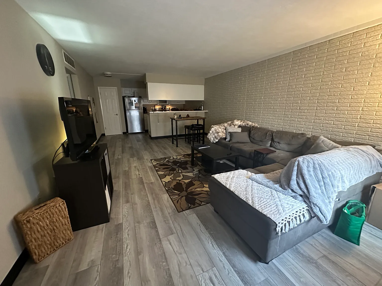 2 bed, 820 sqft, $1,250 — Photo 2