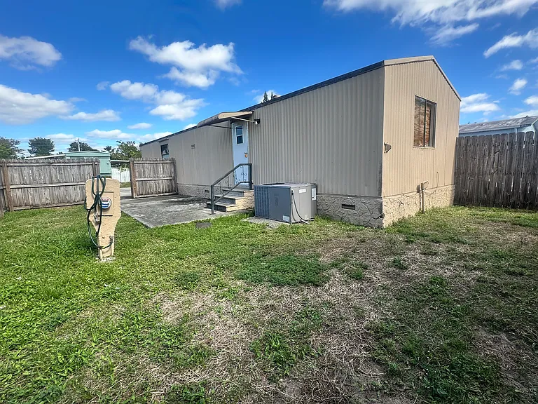 11886 Watergate Cir — Photo 22
