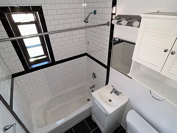 5th image of 6225 Broadway APT 4B