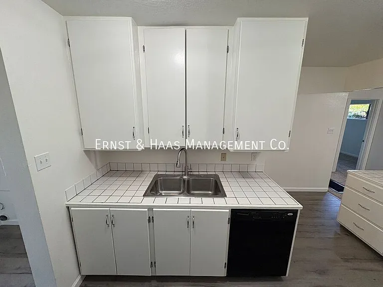 926 Newport Ave — Photo 13