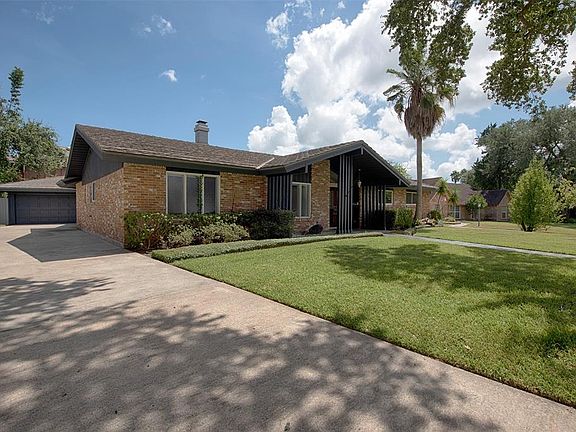 4th image of 18511 Vinland Dr