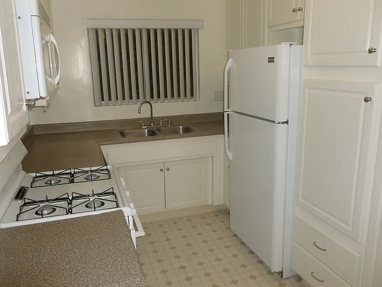 Boulevard Apts — Photo 11