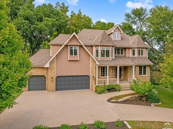 5204 Fox Chase Dr, Lawrence, KS 66049
