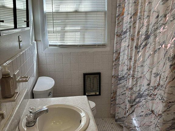 5th image of 584 Holt Ln Unit 3