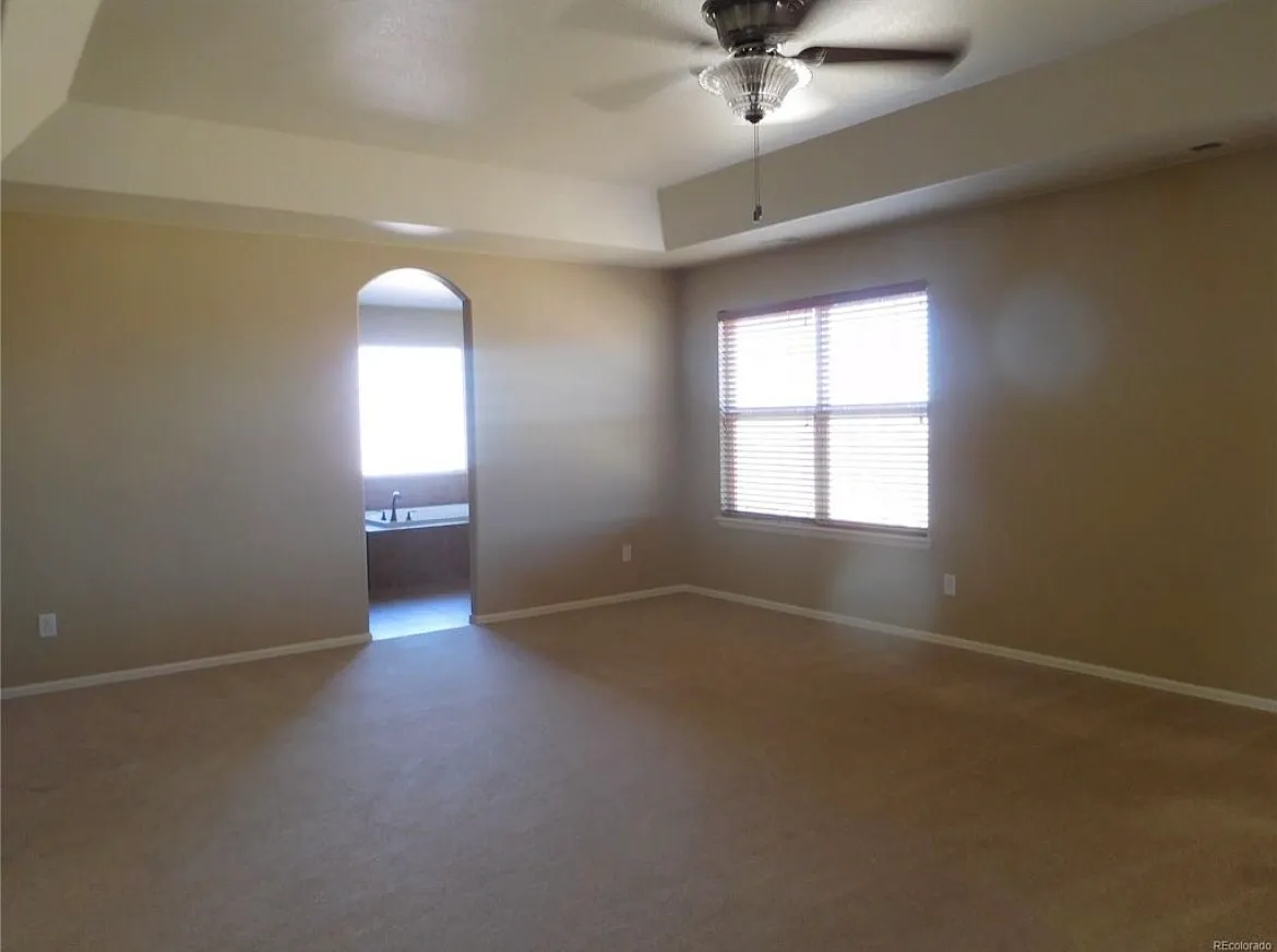 5 bed, 6128 sqft, $3,950 — Photo 2