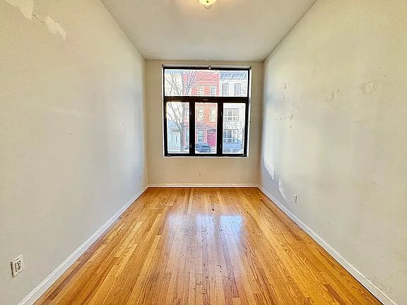 3rd image of 18 Goodwin Pl #1A