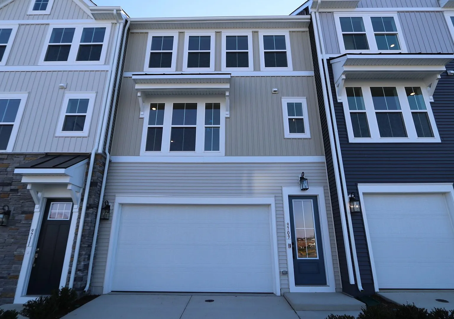 Coming Soon Premium Town Home For Rent- 4 Bedrooms 3.5 Bathrooms — Photo 1