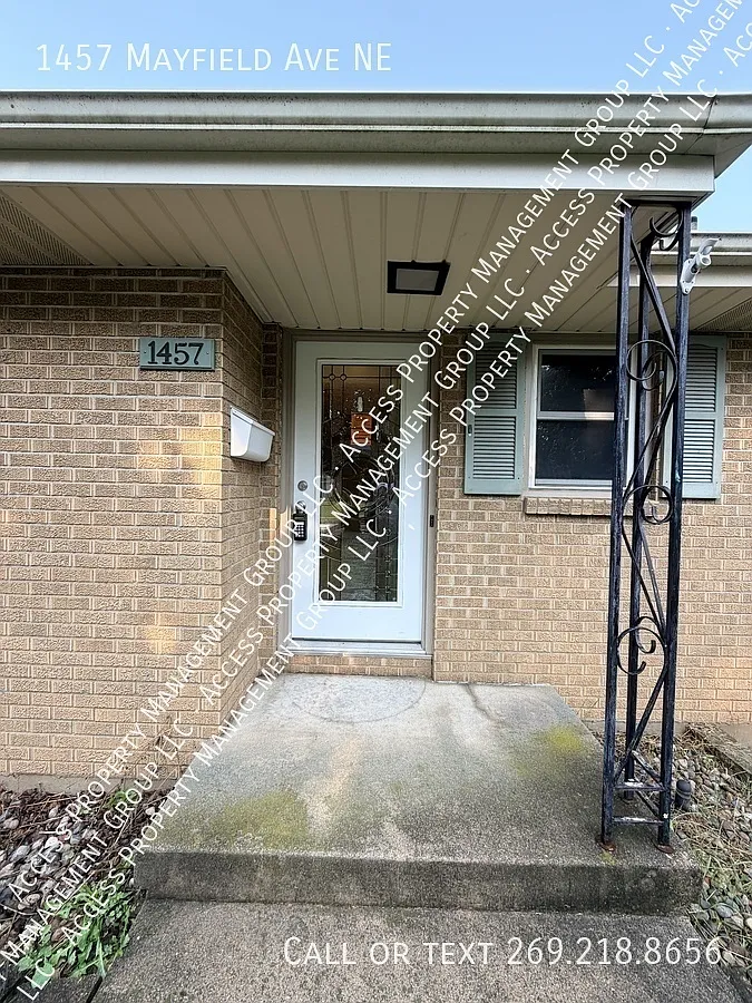 Updated 4 Bedroom with Finished Basement and Fenced Backyard — Photo 2