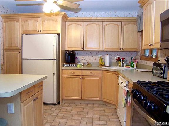 4th image of 108 Long St