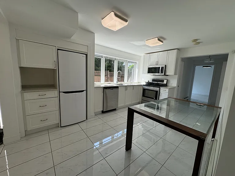 2410 Ottawa Ave — Photo 6
