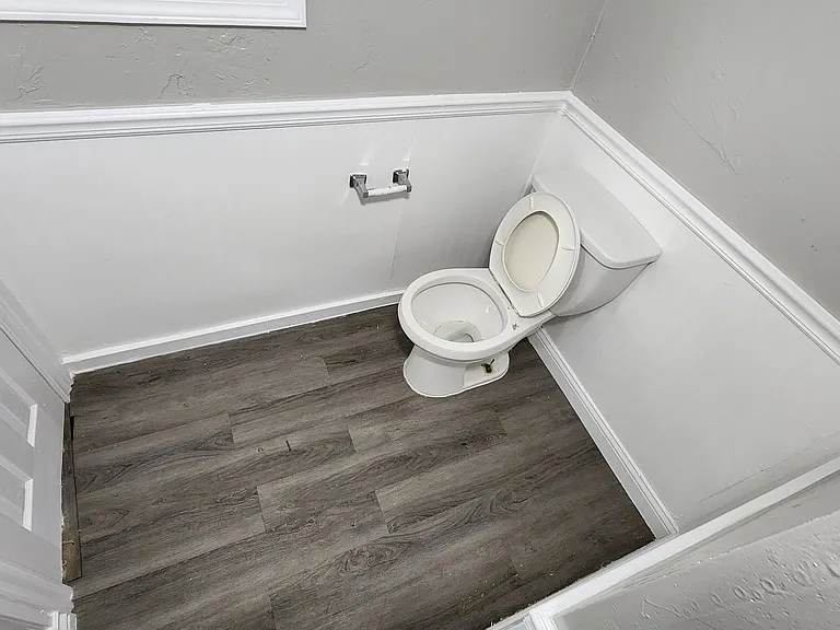225 E Edwards St — Photo 27