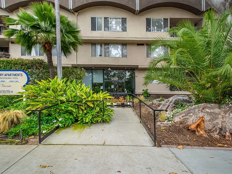 12221 San Vicente Blvd — Photo 47