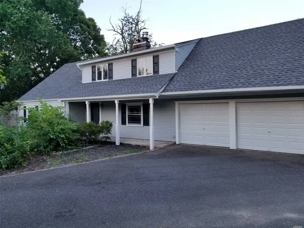 7 Hornleaf Ln, Holbrook, NY 11741