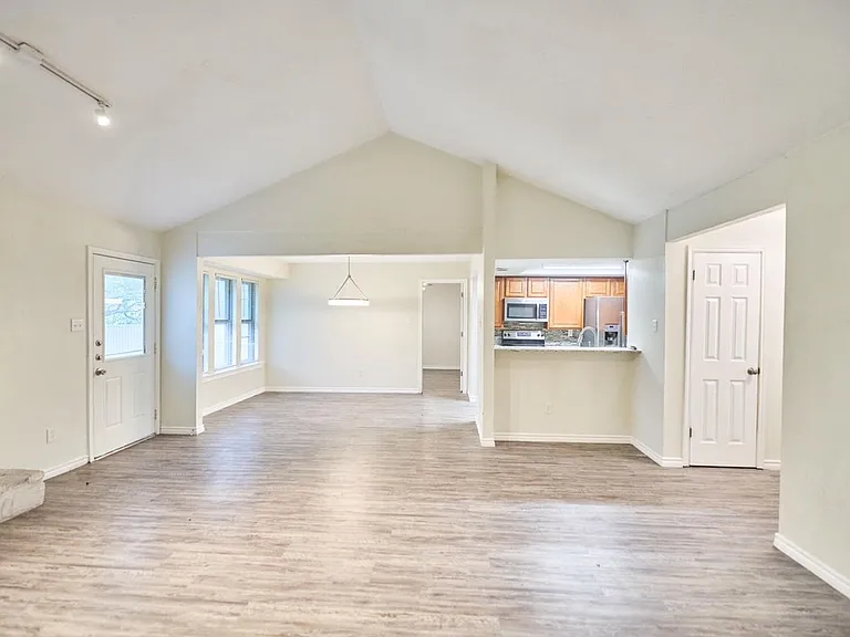 2510 Greenbriar Dr — Photo 4
