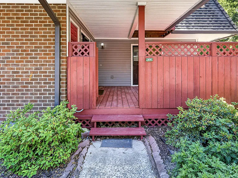 208 Finley Forest Dr — Photo 2