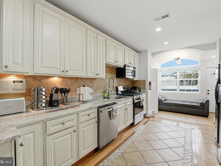 56 Adams St NW — Photo 11
