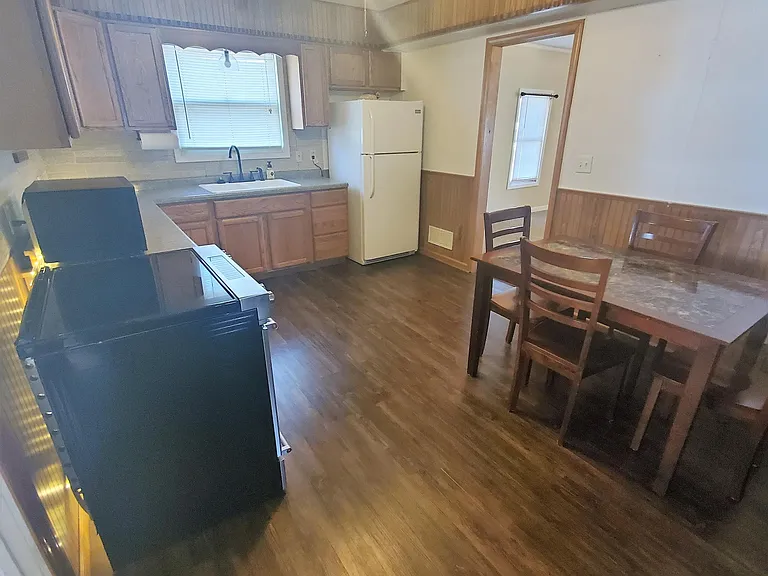 824 E Harris St — Photo 4