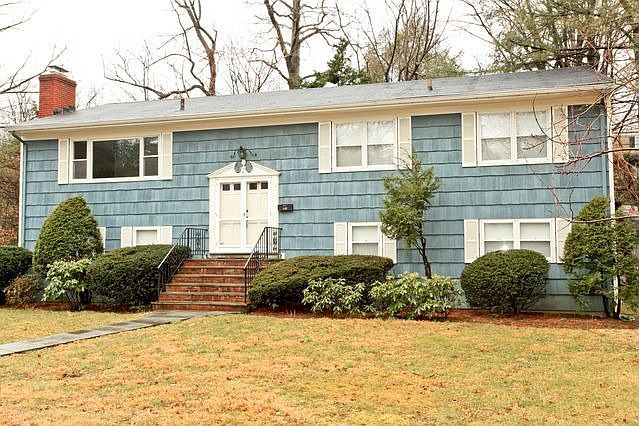 1st image of 8 Sackett Dr