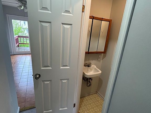 5th image of 512 W Chestnut St