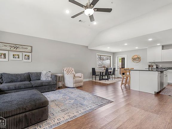 4th image of 301 Stella Dr