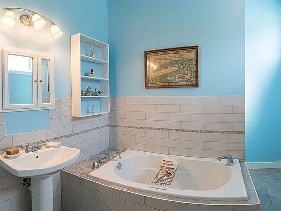 3rd image of 25 Delavan St