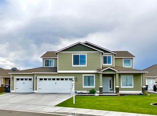 799 Pikes Peak Dr, West Richland, WA 99353