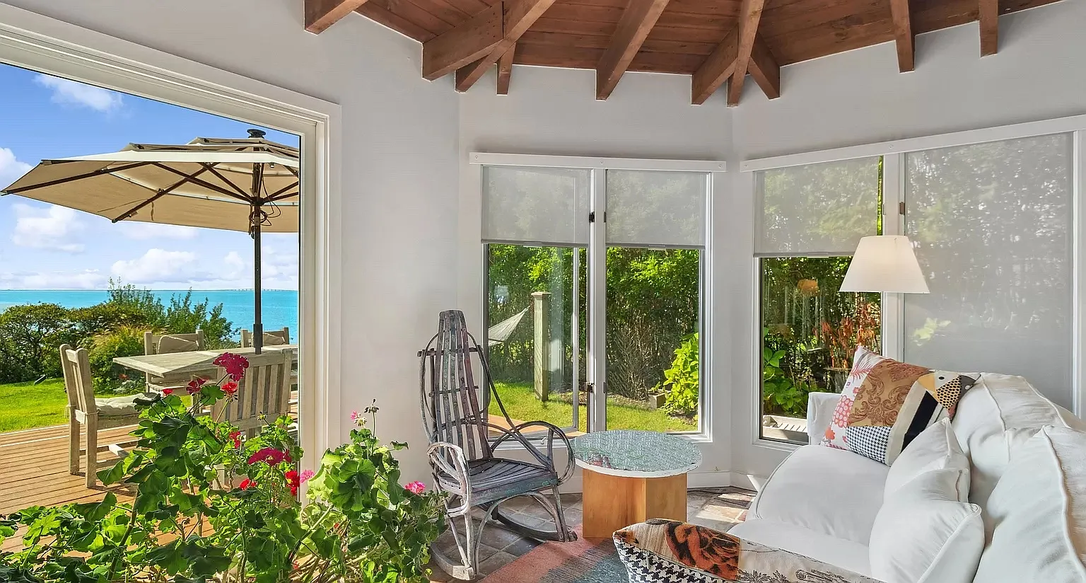 Bayfront Heaven - Stylish 3 Bed on the Bluff With Private Beach — Photo 4