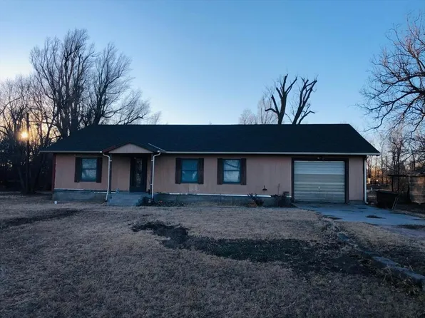 227 SE 20th Ave, Great Bend, KS 67530