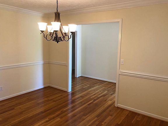 5th image of 463 Southwood Dr