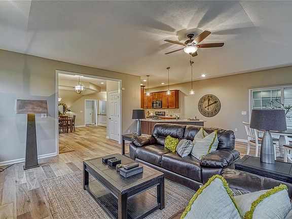 5th image of 1083 Chapelhill Dr #323