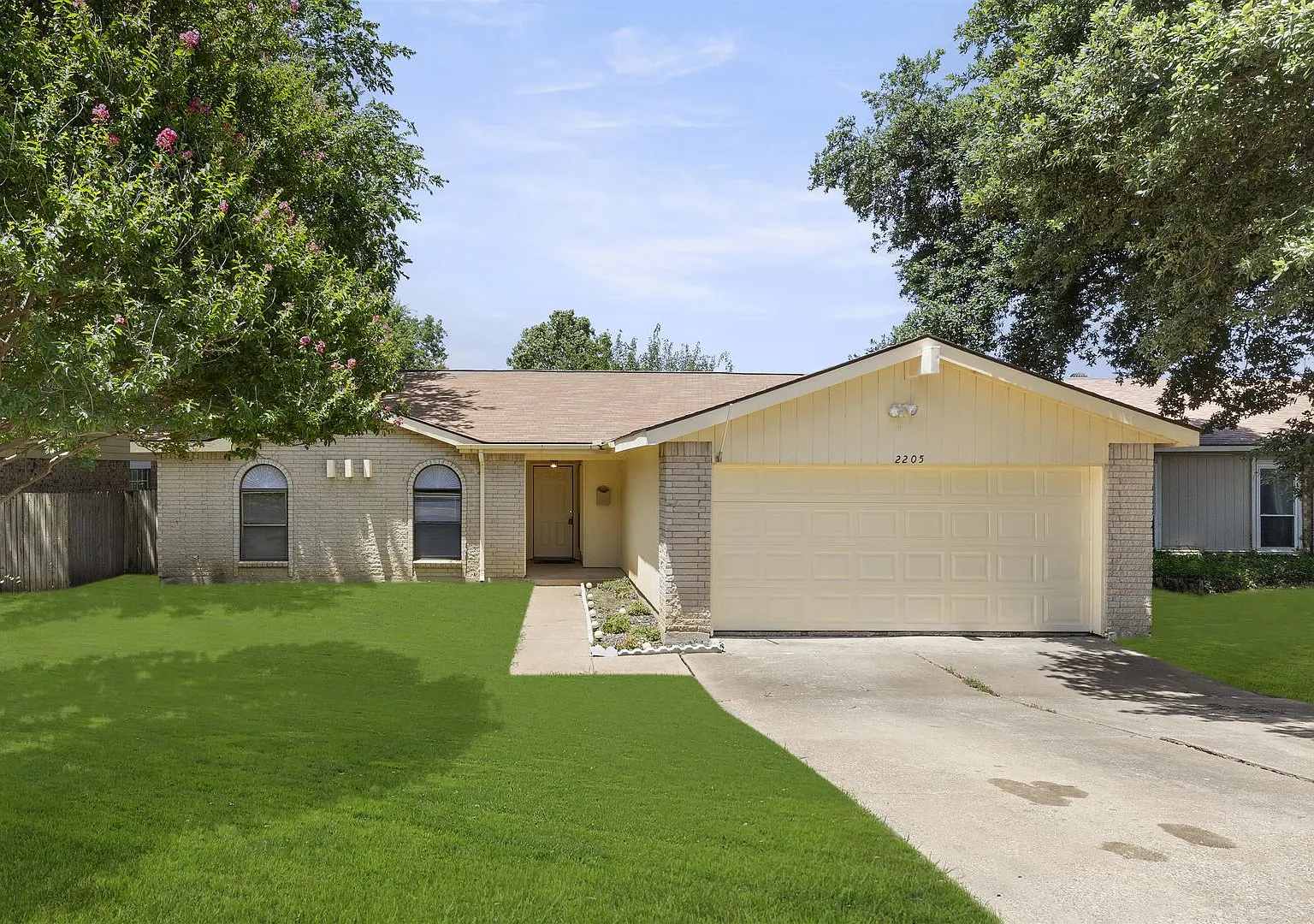 2205 Foxcroft Lane Arlington, TX 76014 — Photo 1