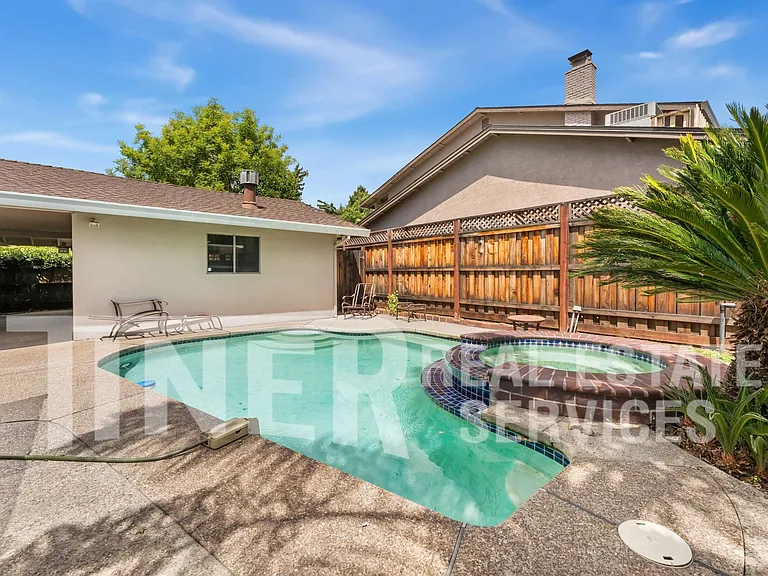 8 Saratoga Cir — Photo 24
