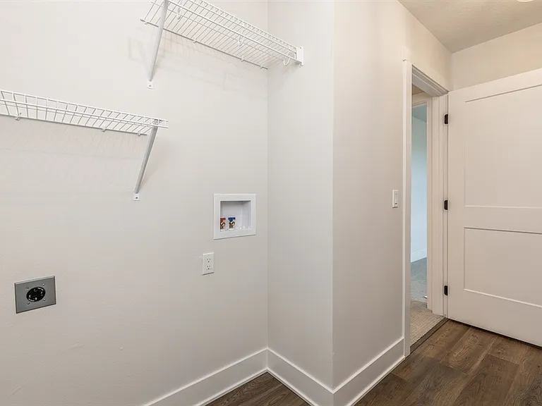 915 Henryson St — Photo 27