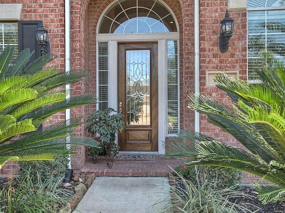 Beautiful view of the front Arch Entry!!