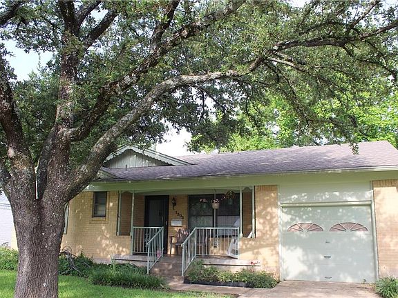 3rd image of 1303 Flamingo Ln