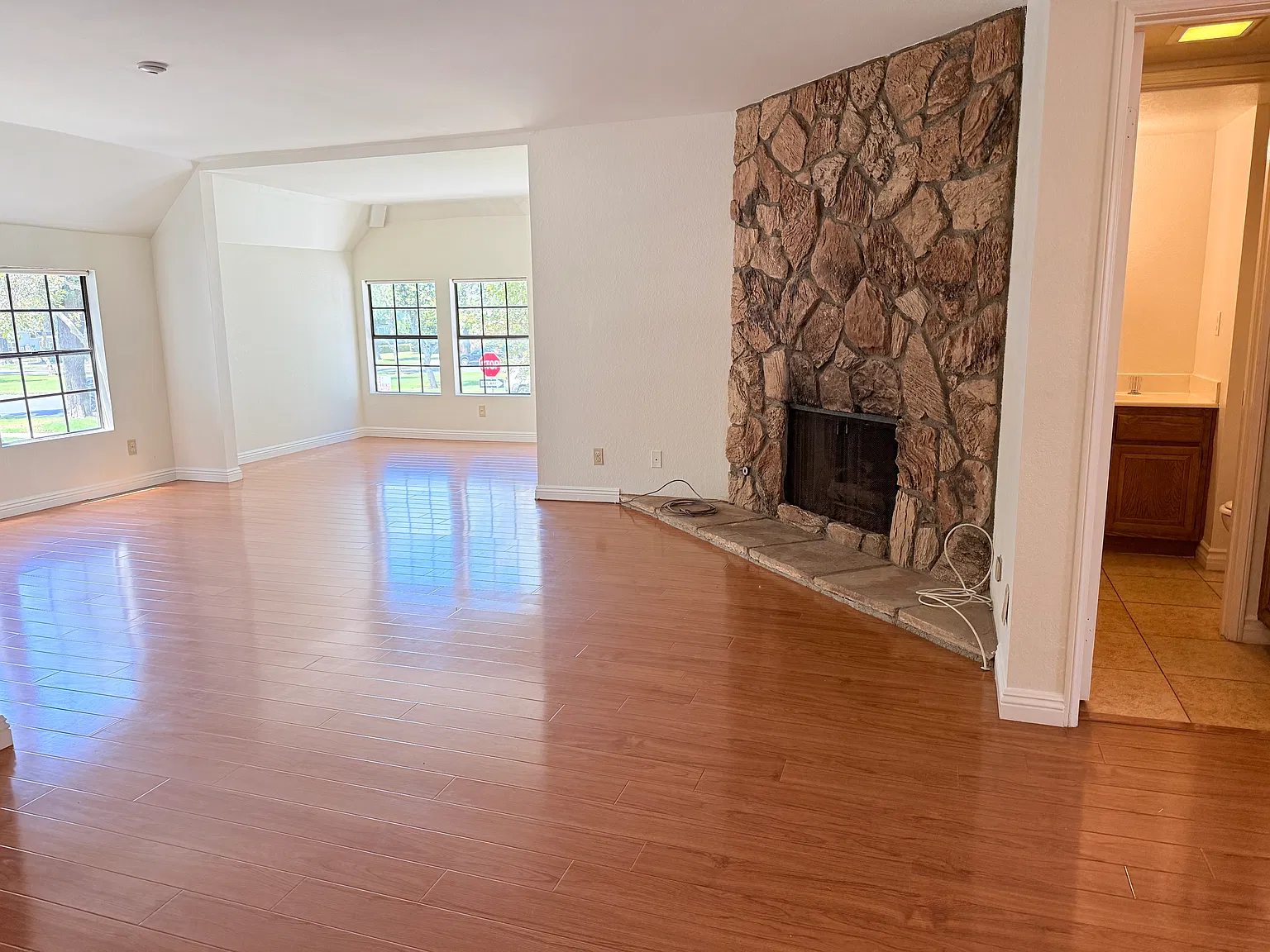 105 E Rosewood Ct — Photo 3