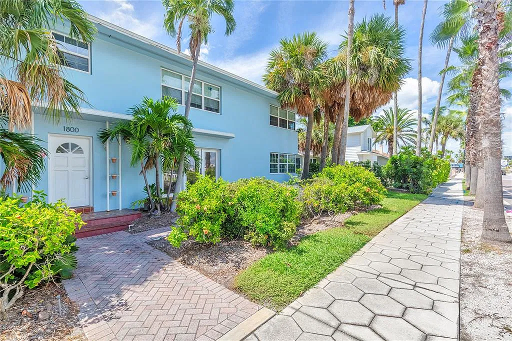2 bed, 1.0 bath, 815 sqft, $4,200 — Photo 1