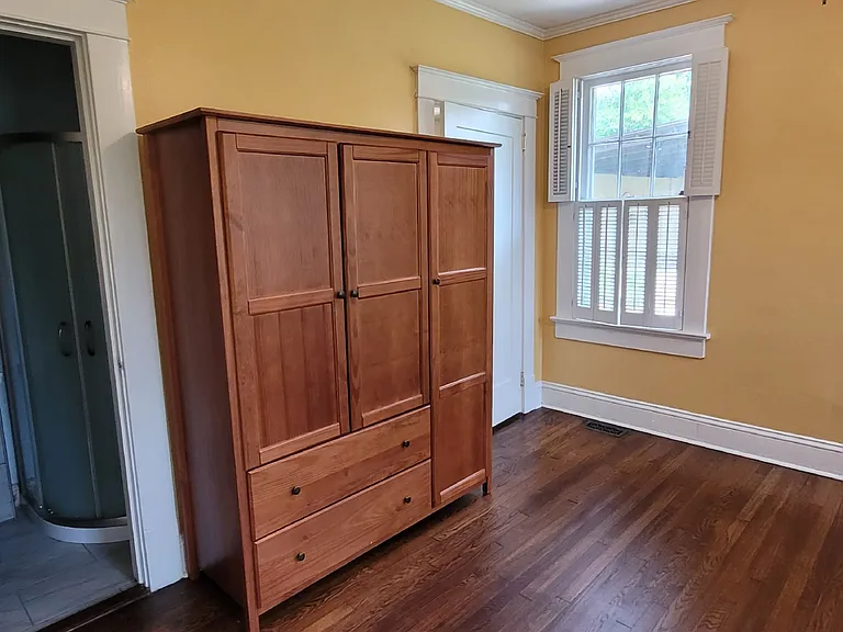 Wardrobe available for use cost-free by tenant. If not wanted, it will be removed.