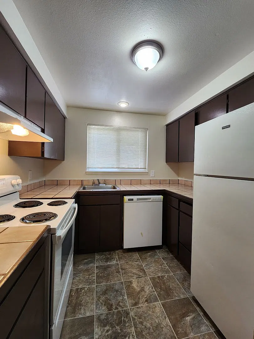 230a-Silverleaf Apartments — Photo 4