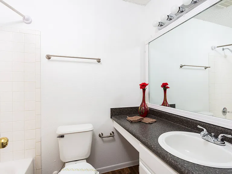 Four Winds Apartments — Photo 14