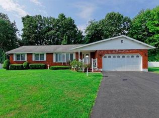 12 Oakwood Dr W, Albany, NY 12205