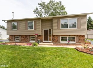 61 Hickory Dr, Lindenhurst, IL
