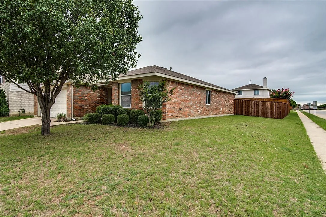 3 bed, 2.0 bath, 1585 sqft, $2,050 — Photo 2