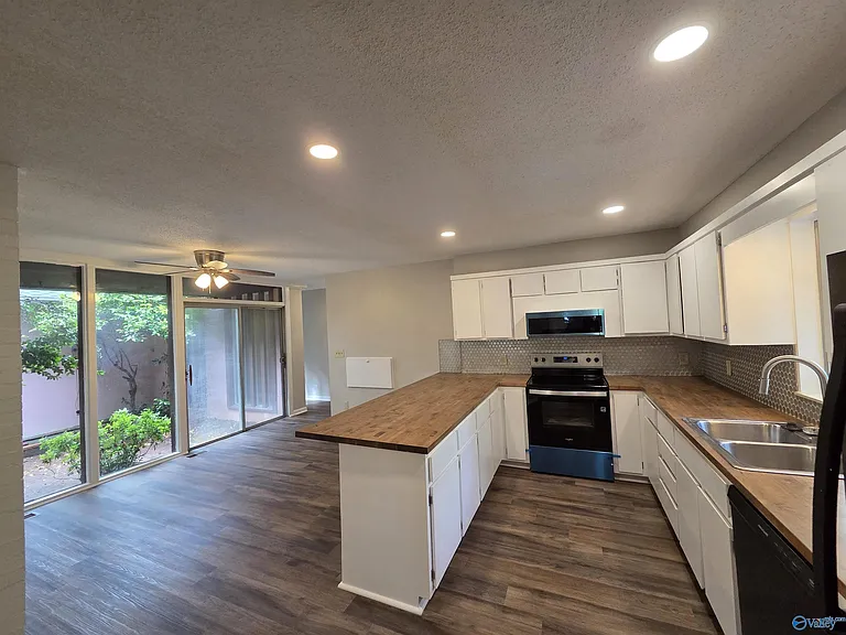 1209 Governors Dr SE — Photo 8