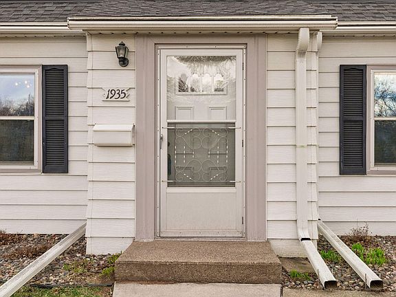 4th image of 1935 Arlington Ave E