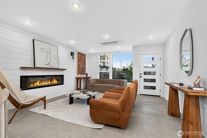4th image of 5011 Fauntleroy Way SW #B