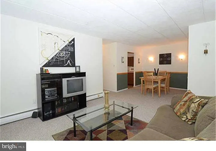 2 bed, 1.0 bath, 963 sqft, $1,820 — Photo 4