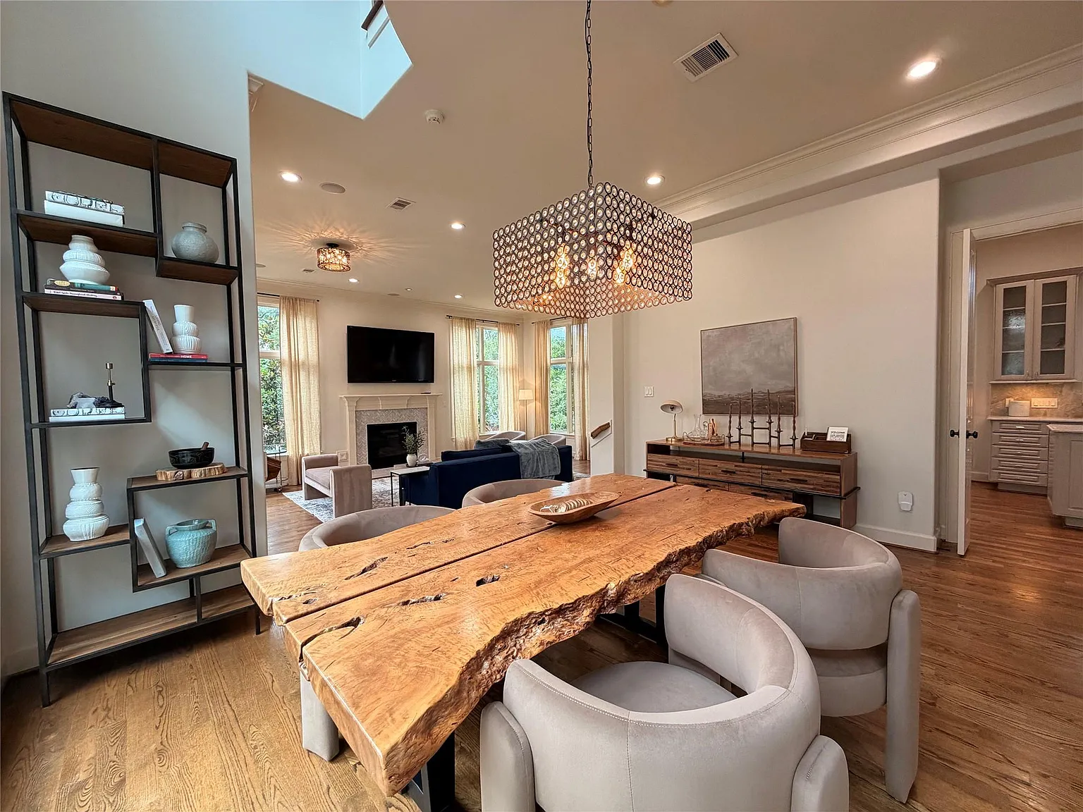 3 bed, 3.5 bath, 3742 sqft, $8,000 — Photo 4